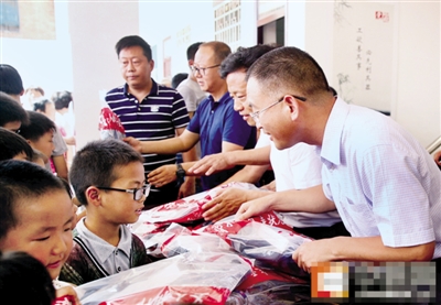 开学啦，精准扶贫资助学子 郑州报业集团联手企业送来新书包新衣服